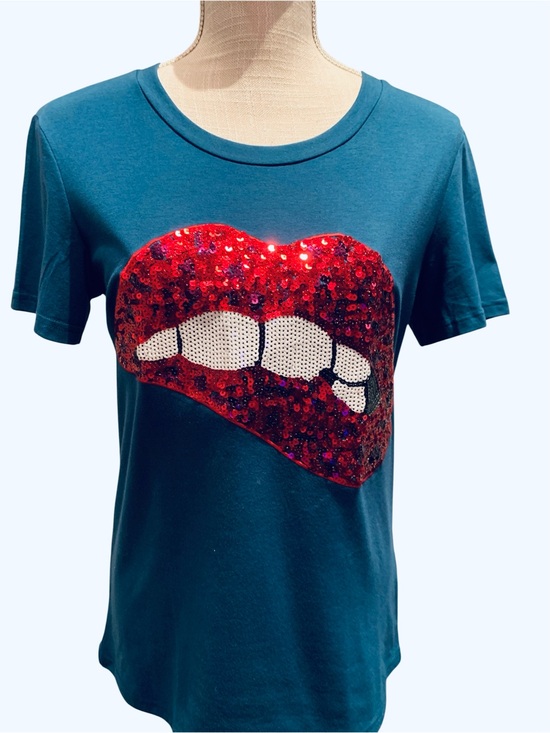 Fv relay Tops - ❤️FV RELAY❤️NWT! SPARKLING GLITTERY LIP PRINT TEE. EXCELLENT CONDITION!